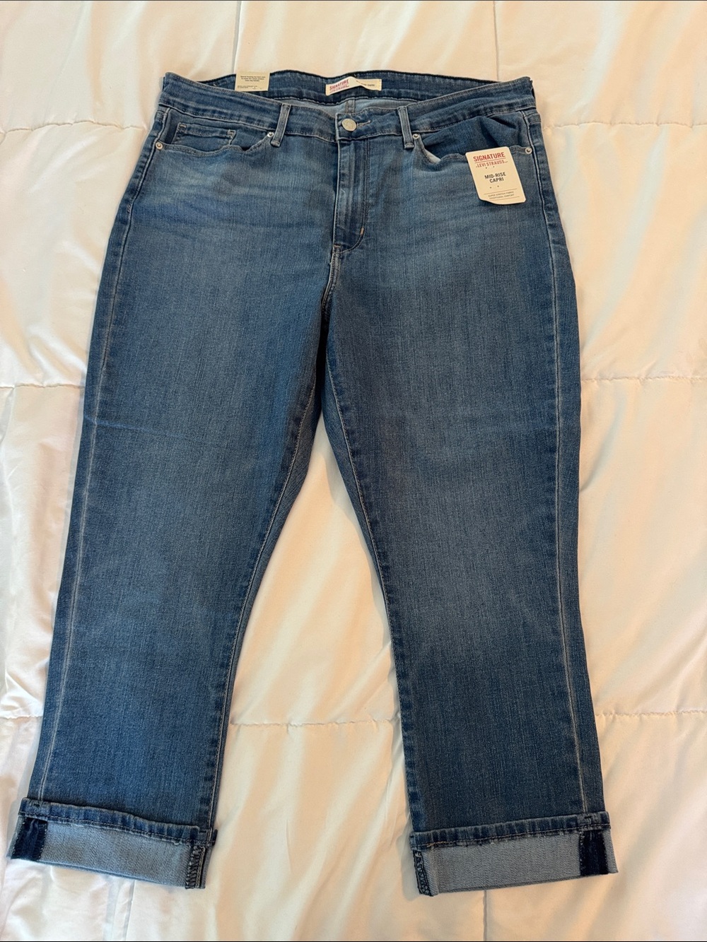 Signature by Levi Strauss Women’s Mid Rise Cuffed Capri Jeans Blue Denim Size